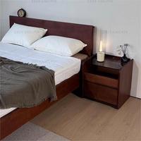 Maßgefertigter Massivholz-Bettrahmen im Retro-Stil mit Distressed-Finish, Schlafzimmermöbel mit Großen Aufbewahrungsschubladen und Kopfteil