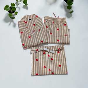 Ensemble de pyjama en coton pour femmes, imprimé cœur beige, vêtements de nuit confortables, ensemble de détente deux pièces - Product Image 1