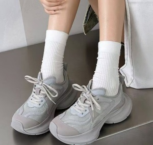 Zapatillas retro de malla a rayas grises y rosas para parejas, de la marca francesa de diseñador. Zapatos Oxford casuales con suela gruesa y elevada - Product Image 3