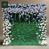 Mur de fleurs artificielles en soie blanches et vertes, roses et hortensias avec panneau de verdure pour la décoration de mariage en bord de mer