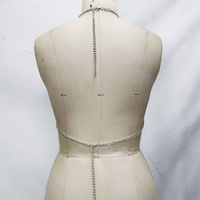 Harnais de corps Y2K scintillant pour festival et rave, avec chaîne métallique, haut en cristal, strass argentés, et soutien-gorge chaîne de corps style halter