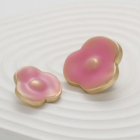 Boutons de chandail en fourrure de luxe léger Design de fleurs irrégulières cousus à la main Boutons à tige en alliage de zinc de 18mm pour la décoration de vêtements