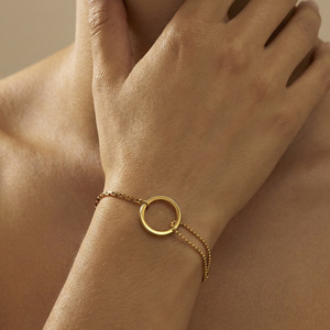Pulsera de oro minimalista con dije de círculo hueco y cadena dividida de doble textura - Product Image 1