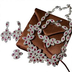 طقم قلادة وسوار بابالاتشا روج مطلي بالذهب عيار 18 قيراط بتصميم عتيق لحفلات الزفاف، مزين بأحجار الزركون على شكل بتلات زهور وردية - Product Image 1