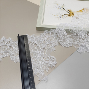 Encaje Chantilly Francés Guipur con Bordado de Pestañas y Cordón, Tela de Encaje para Vestidos de Novia y Velos, Modelo AFFINITY - Product Image 4