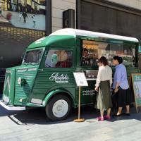 Remolque de falafel y hummus con freidora y refrigerador para preparación en frío, ideal para eventos veganos, universidades y mercados mediterráneos.