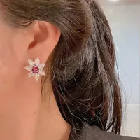 Huitan Exquisite Blumen Design Rubinrot Kristall versilbert Ohrring für Hochzeit Verlobung Zirkonia Ohr stecker Frauen