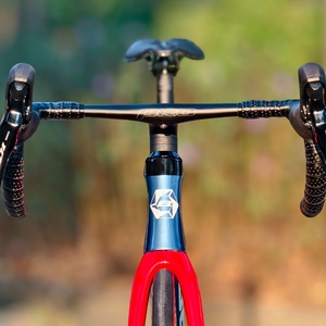 Новый шоссейный велосипед 2026 года, 7.7 кг, карбон, Shimano 105 R7120, 24 скорости, гидравлические дисковые тормоза, колеса 700C, гоночный велосипед OEM - Product Image 1