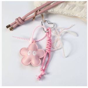 Llavero de Cuero PU Rosa con Hermosa Flor, Colgante para Bolso, Regalo para Niños, Bonito y Moderno Adorno para Bolso - Product Image 3