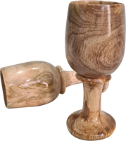 Verre à bière artisanal élégant avec support en bois, design unique et écologique pour verres à vin et à bière en bois.