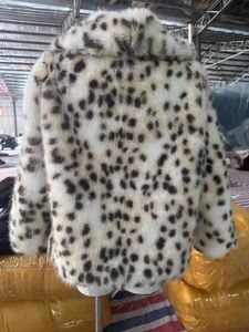 Cappotto in Ecopelliccia Premium con Motivo Leopardo delle Nevi, Giacca Invernale Calda <span class=keywords><strong>e</strong></span> Lussuosa per Donna, Oversize con Stampa Animalier, Top in <span class=keywords><strong>Pelliccia</strong></span> Ecologica - Product Image 5