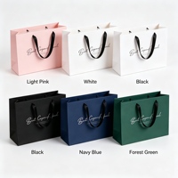 Sac de shopping en papier écologique avec logo personnalisé, surface mate, poignée en ruban, sac d'emballage cadeau en gros