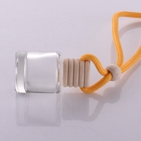 Fabricant de bouteilles en verre Bouteille de diffuseur d'arôme de voiture suspendue en bois Bouteille de parfum de voiture réutilisable de 8ml avec boîte