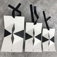 Boîte cadeau de bonbons triangle personnalisable conception d'emballage pliable en différentes tailles pour les invités de mariage revêtement UV faveurs en papier d'art