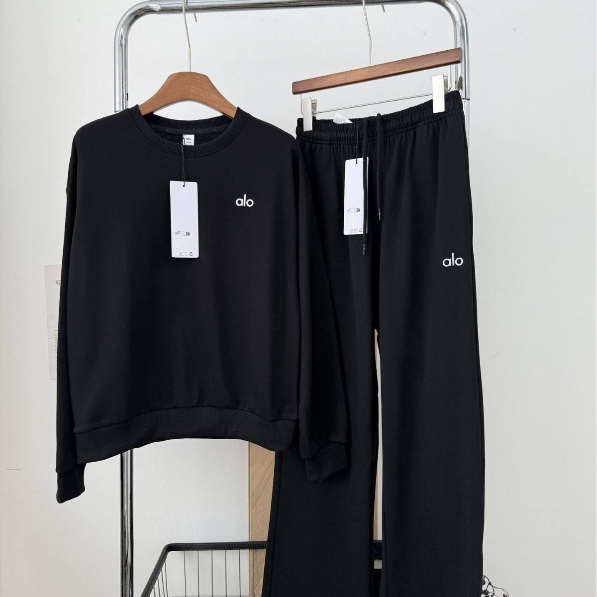 Ensemble de survêtement noir avec haut à col rond.