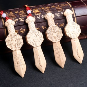 Pendentif épée en bois de pêche, ornement thématique sculpté, couleur bois naturel, décoration intérieure, cadeau unisexe - Product Image 1