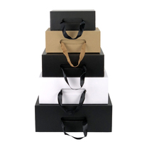 OEM Personnalisable Taille Couleur Mat Finition UV Avantage Boîte de papier kraft Carton d'emballage ondulé Chaussures Chaussettes Vêtements Gaufrage