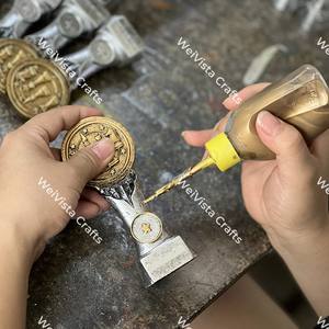 Trophée <span class=keywords><strong>de</strong></span> football abstrait WeiVista, trophée <span class=keywords><strong>de</strong></span> champion, trophée <span class=keywords><strong>de</strong></span> football sculptural pour le gagnant <span class=keywords><strong>de</strong></span> la ligue, vente en gros d'usine - Product Image 6