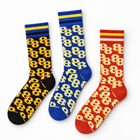 Chaussettes mi-mollet noires personnalisées, imprimé lettres style pixel art rétro, bord côtelé rayé, chaussettes en tricot doux pour logo personnalisé