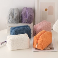Pochette cosmétique de lavage rembourrée en peluche personnalisée doudoune matelassée pelucheuse trousse de maquillage en tissu éponge organisateur de brosse professionnelle