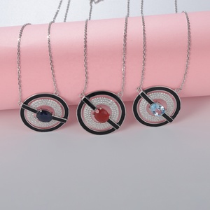 Collana con ciondolo a forma di cerchio geometrico dal design speciale, con gemme di zaffiro blu diffusore, topazio e agata rossa, simbolo del divieto. - Product Image 4