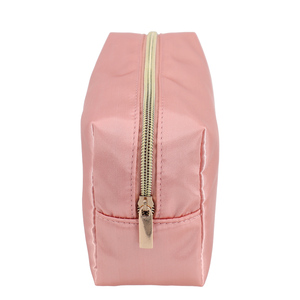 Nouveau design <span class=keywords><strong>de</strong></span> <span class=keywords><strong>tissu</strong></span> satiné <span class=keywords><strong>de</strong></span> soie brillant Organisateur <span class=keywords><strong>de</strong></span> <span class=keywords><strong>toilette</strong></span> cosmétique <span class=keywords><strong>de</strong></span> maquillage Sac <span class=keywords><strong>de</strong></span> beauté à fermeture éclair Pochette cadeau <span class=keywords><strong>de</strong></span> maquillage avec logo personnalisé - Product Image 3