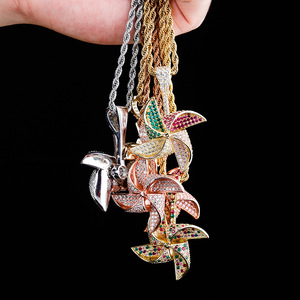 Drehbarer, personalisierter Windmühlen-Anhänger, vollständig mit zirkonfarbenen, echt vergoldeten Hip-Hop-Halskettenkettengliedern. - Product Image 4