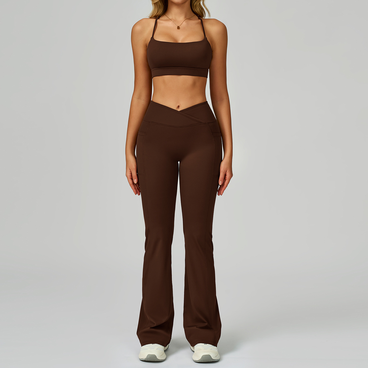 Reggiseno e pantaloni marroni