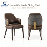 Chaise de salle à manger de luxe en cuir et tweed bouclé avec dossier et accents métalliques dorés, style italien, pour villa, club, restaurant, fabrication OEM