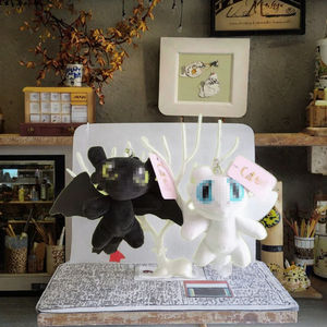 سلسلة مفاتيح رائعة من سبيكة التنين للأطفال باللون الأسود والأبيض وضوء الليل الغاضب للزوجين بدون أسنان على ظهره ساحر كرة هدية محسّنة - Product Image 4