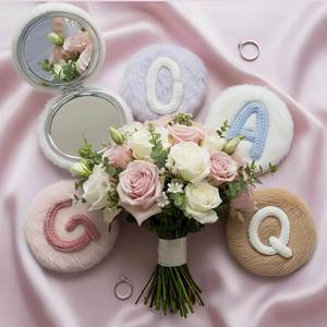 Miroir de voyage compact personnalisé avec initiale, poche ronde en peluche pour femmes et filles, miroir cosmétique mignon en peluche - Product Image 1