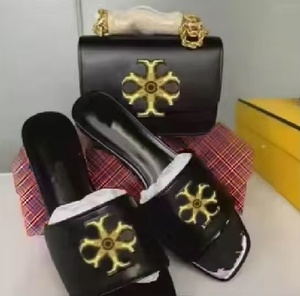 Mules de Cuero Negro con Punta Abierta, Forro de Felpa, Logotipo Grabado, Suela Antideslizante de PU, Pantuflas para el Hogar para Todas las Estaciones, Sandalias Planas - Product Image 1