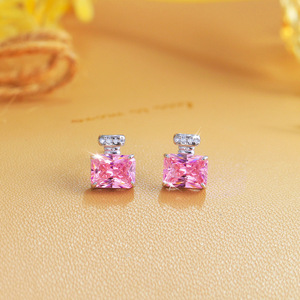 Boucles d'oreilles clous en argent sterling avec zircone rose scintillante en forme <span class=keywords><strong>de</strong></span> flacon <span class=keywords><strong>de</strong></span> <span class=keywords><strong>parfum</strong></span> pour femmes et jeunes filles - Bijoux cadeaux pour mariages et fêtes nuptiales - Product Image 3