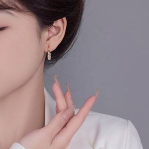 Boucles d'oreilles clous tendance pour femme, style rétro français de luxe, en argent tibétain plaqué or, avec zircon et perle - Product Image 5