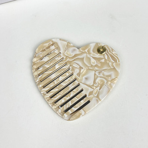 Espejo de Maquillaje Portátil de Alta Calidad con un Diseño de Corazón en Forma de Vinagre y un Peine Incorporado. - Product Image 4
