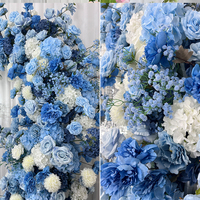Sebuah Buket Bunga Hydrangea Biru dan Baby's Breath Digunakan Sebagai Gapura Bunga untuk Latar Belakang Pernikahan di Pantai