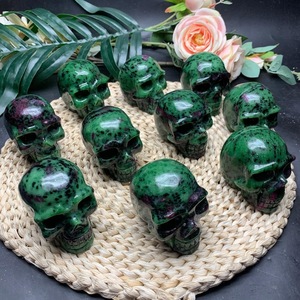 หัวกะโหลกแกะสลักจากโรบี้ในโซไซต์ คุณภาพสูง เรืองแสงยูวี หินคริสตัลธรรมชาติ สำหรับฮาโลวีน ขายส่ง - Product Image 1