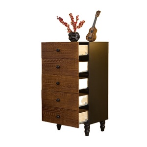 <span class=keywords><strong>Coffre</strong></span> en <span class=keywords><strong>bois</strong></span> vintage à cinq tiroirs : motifs sculptés complexes, rangement rétro pour chambre à coucher et salon avec boutons noirs et pieds tournés - Product Image 3