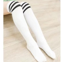 Chaussettes d'étudiant tricotées au genou blanches et noires personnalisées en gros pour filles Chaussettes en maille jeune haute compression respirantes et solides