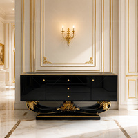 Table console noire dorée sculptée avec miroir et base ornée pour entrée de villa, couloir