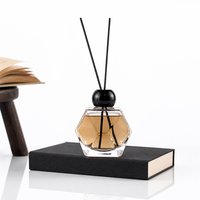 Diffuseur de parfum en verre carré de qualité supérieure 100 ml 200 ml avec logo personnalisé, décoration d'intérieur, récipient aromatique avec couvercles et bâtonnets en rotin