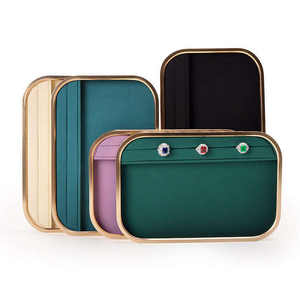 Plateau de présentation de bijoux personnalisé en microfibre avec cadre en métal doré pour bagues, colliers et pendentifs – Boîte de rangement pour bagues - Product Image 1