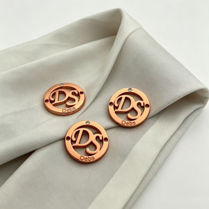 Étiquettes métalliques rondes pour vêtements avec logo DS en relief et bord découpé au laser pour accessoires vestimentaires, étiquette métallique de marque pour hijab. - Product Image 1