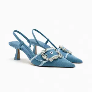 Desainer mode ujung runcing Sandal hak sedang biru laut gesper dihiasi ujung runcing Denim Sandal hak tinggi wanita
