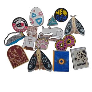 Pins de Solapa de Metal Esmaltado Personalizados en Oferta, con Técnica de Fundición, Diseño de Abeja de Miel de <span class=keywords><strong>Anime</strong></span> Arcoíris, Cierre de Mariposa - Product Image 2