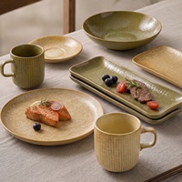 Service de table vintage en grès avec texture lin et glaçure réactive, comprenant assiette, bol et tasse, pour la restauration et les restaurants