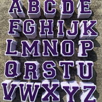 Lettres en chenille thermocollantes personnalisées en gros, OEM pour chapeaux et vêtements - Patchs en chenille luminescente en feutre