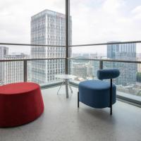 Ensemble de poufs et bancs modernes contemporains avec revêtement textile durable et structure métallique pour usage commercial, salon, bureau à domicile, hôtel, appartement