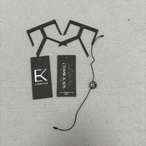 Ensemble d'étiquettes suspendues personnalisées à impression recto-verso, découpées sur mesure, en papier, avec forme spéciale et cordon à clipser de marque - Product Image 1