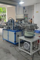 Machine d'assemblage automatique électrique pour la fermeture des couvercles de bocaux, destinée aux emballages alimentaires et chimiques en plastique